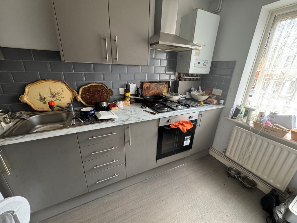 Lot: 168 - FREEHOLD TWO-BEDROOM END-TERRACE HOUSE WITH PARKING - Kitchen
